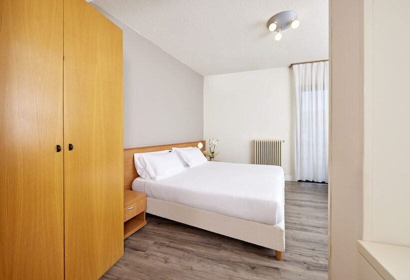 اتاق استاندارد چهار تخته, Royal Village