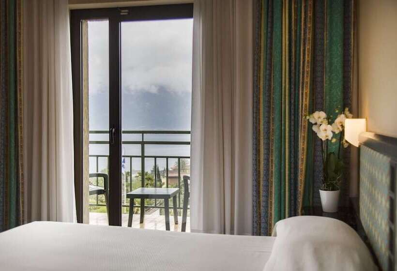 غرفة قياسية مطلّة علي البحيرة, Royal Village