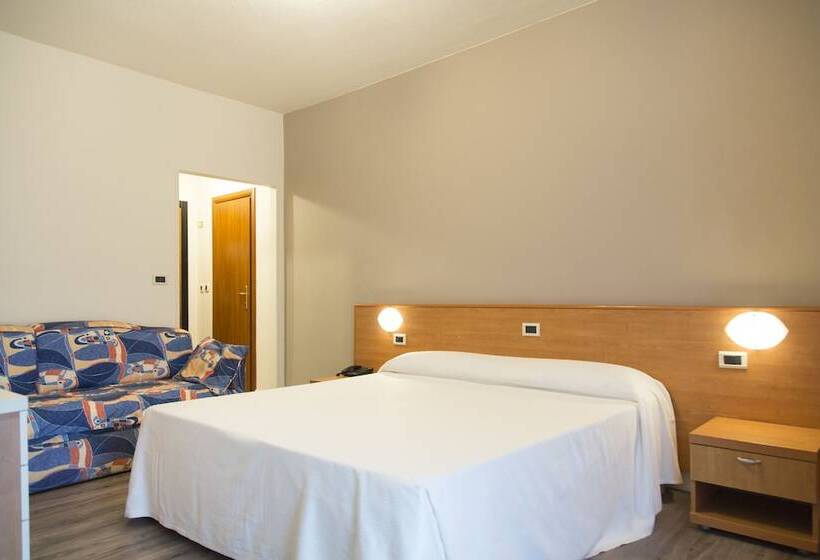 غرفة قياسية رباعية, Royal Village