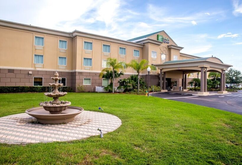 Lakosztály, Holiday Inn Express & Suites Cocoa, An Ihg