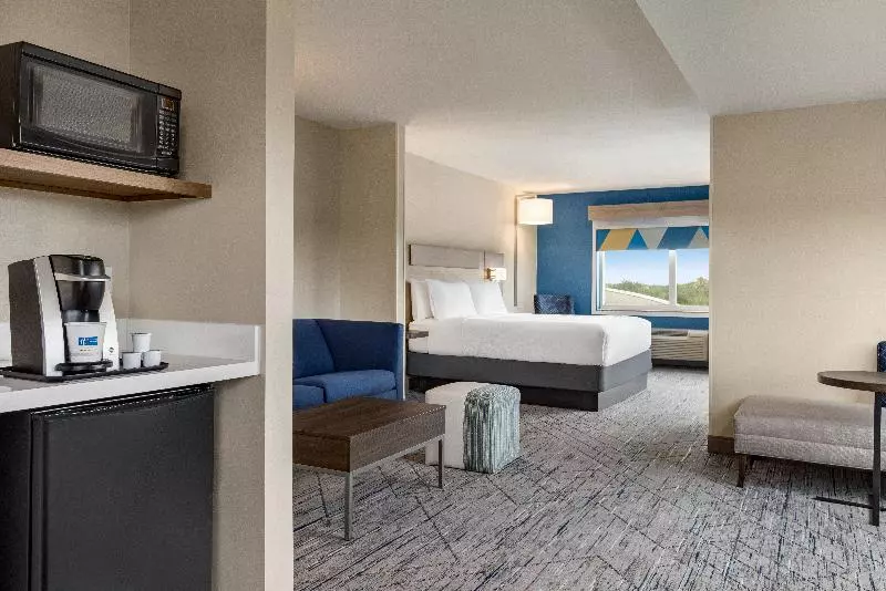キングサイズベッドのスイートルーム, Holiday Inn Express Hotel & Suites Fort Pierce West, An Ihg