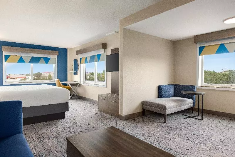 キングサイズベッドのスイートルーム, Holiday Inn Express Hotel & Suites Fort Pierce West, An Ihg