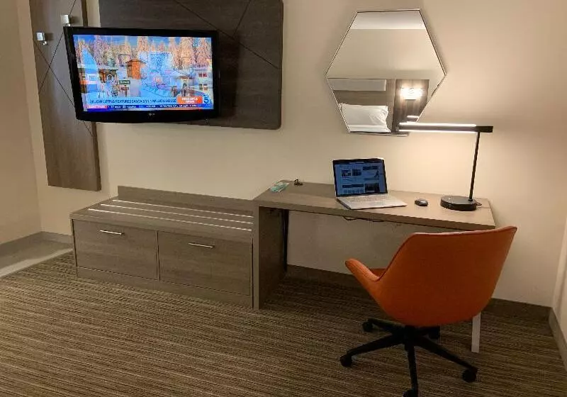 اتاق استاندارد با تخت بزرگ برای معلولان, Holiday Inn Express Hotel & Suites Hermosa Beach, An Ihg