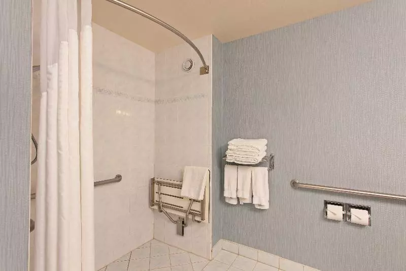 اتاق استاندارد با تخت بزرگ برای معلولان, Holiday Inn Express Hotel & Suites Hermosa Beach, An Ihg