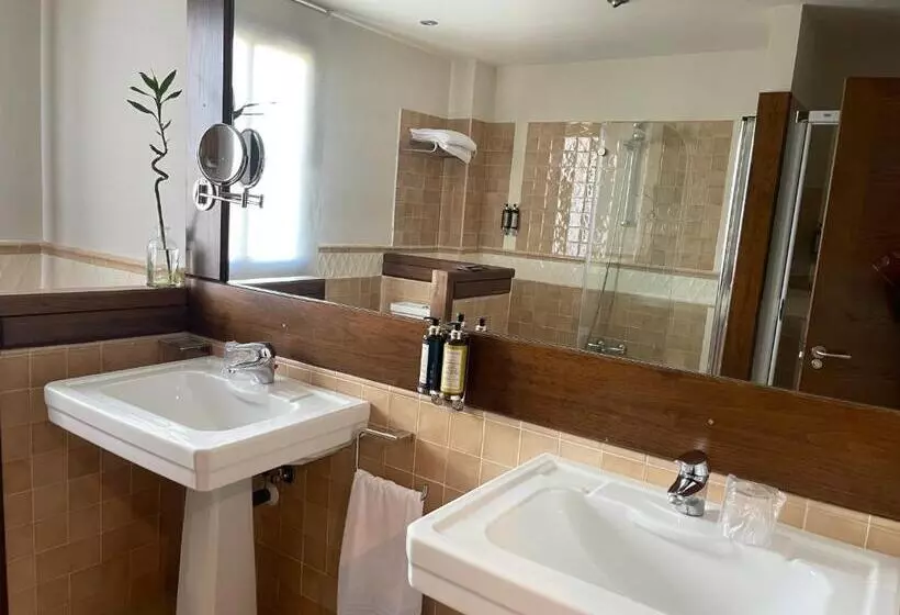 バスタブ付きスーペリアールーム, Hosteria De Torazo Nature Hotel & Spa