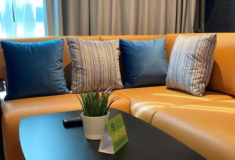 Deluxe Suite King Bed, La Quinta By Wyndham Dubai Jumeirah
