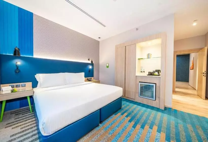 Deluxe Suite King Bed, La Quinta By Wyndham Dubai Jumeirah
