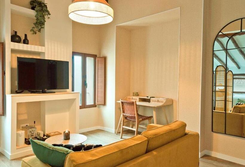 جناح مطلّ علي الجبل, Cases Noves   Boutique Accommodation   Adults Only