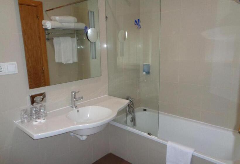 غرفة قياسية ثلاثية, Villa De Betanzos