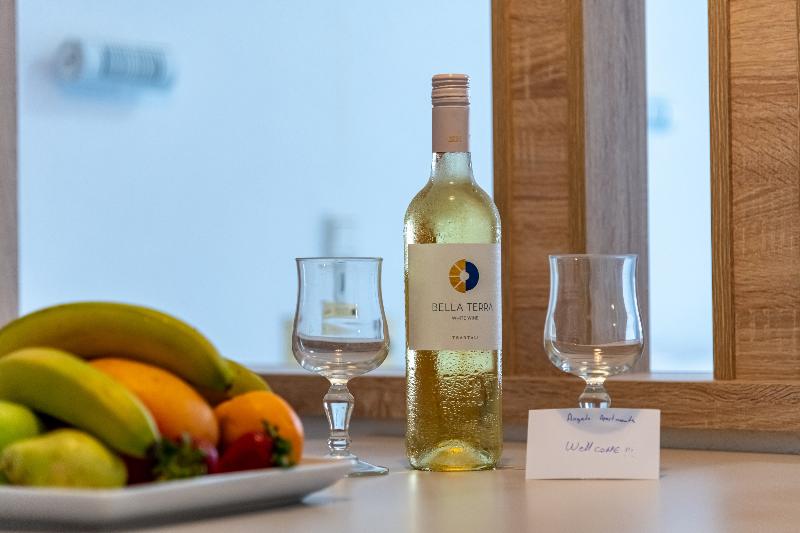 スタンダードスタジオ, Angela