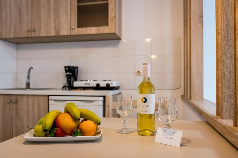 スタンダードスタジオ, Angela