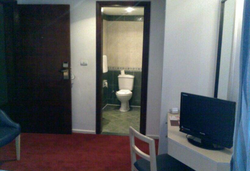 اتاق اکونومی, Aracan Pyramid