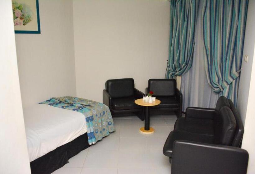 اتاق استاندارد سه نفره, Aracan Pyramid