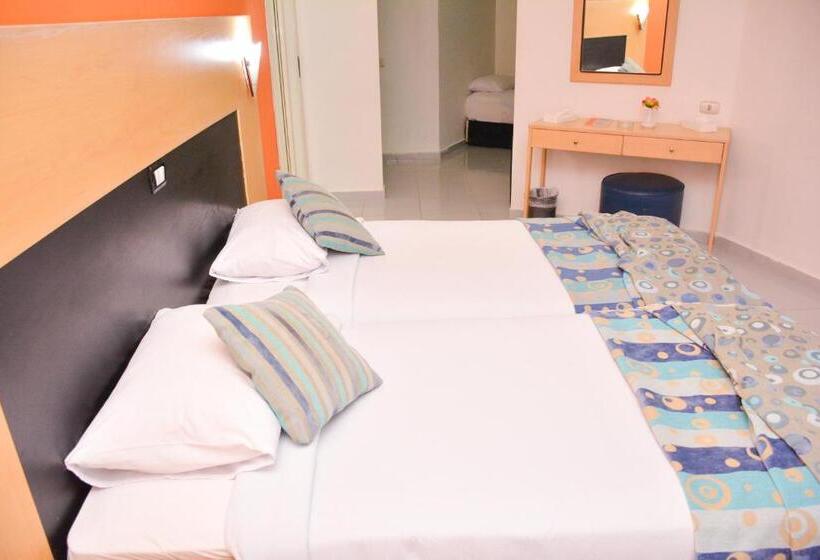 اتاق استاندارد سه نفره, Aracan Pyramid