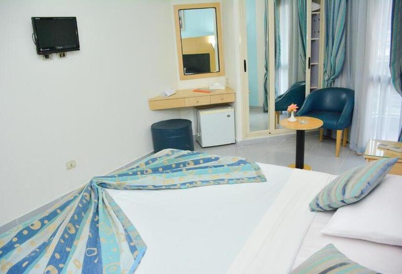 اتاق استاندارد سه نفره, Aracan Pyramid