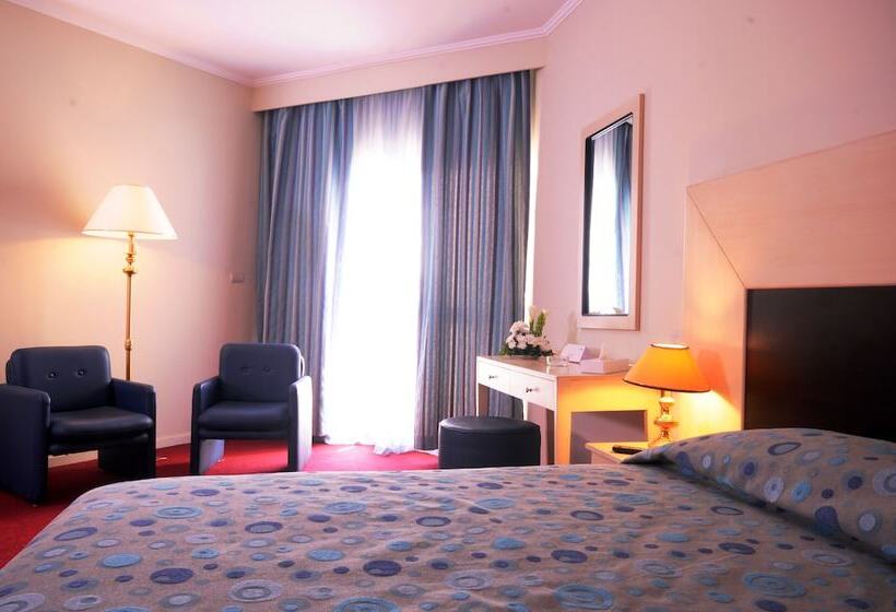 اتاق استاندارد سه نفره, Aracan Pyramid