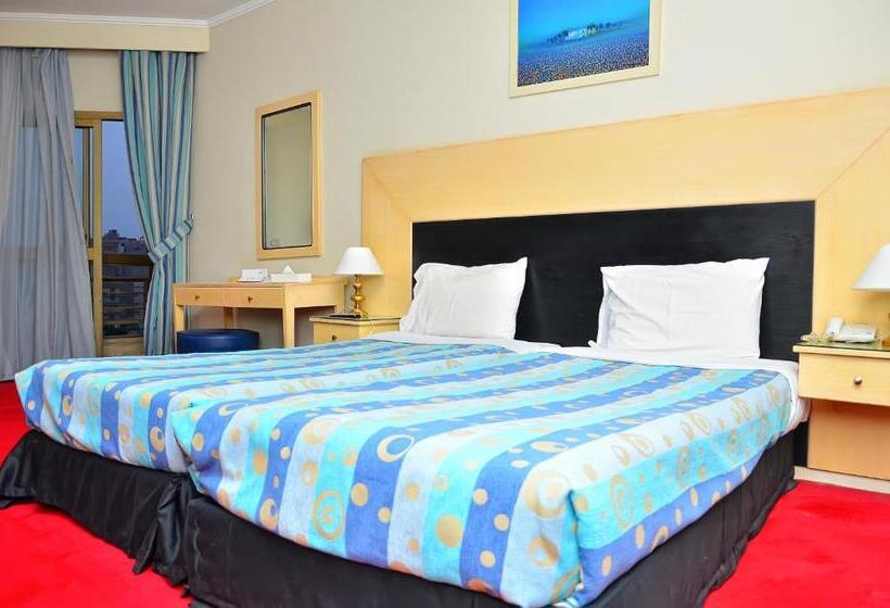 اتاق استاندارد سه نفره, Aracan Pyramid