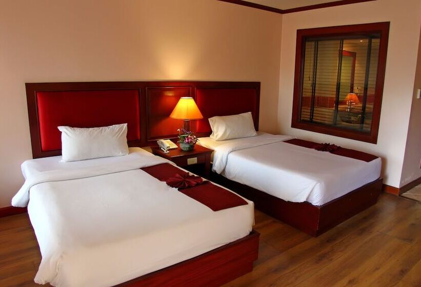 디럭스 룸, Baumanburi Hotel Patong