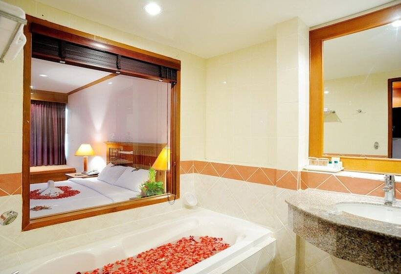 Номер Deluxe, Baumanburi Hotel Patong