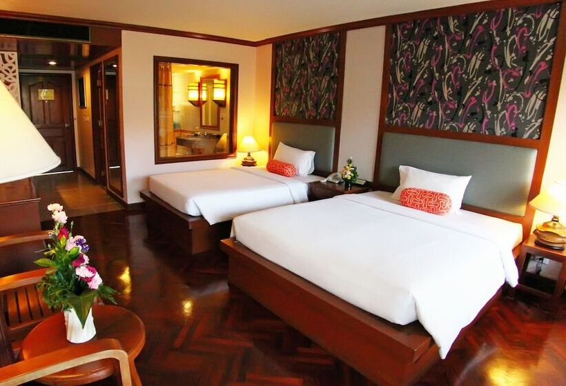 디럭스 룸, Baumanburi Hotel Patong
