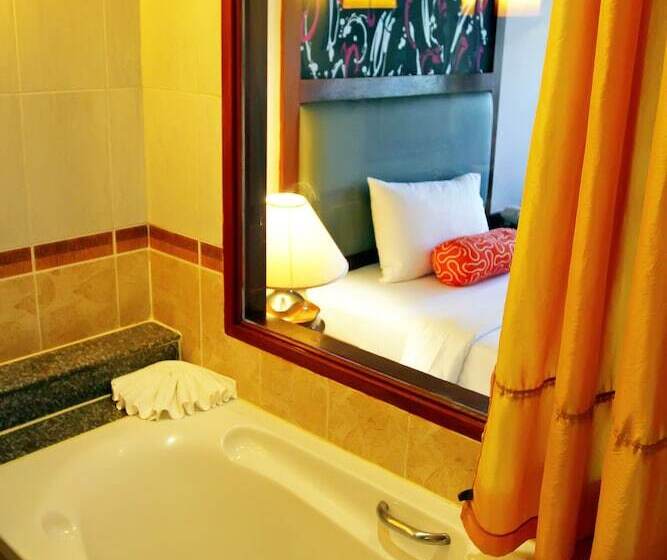 Номер Deluxe, Baumanburi Hotel Patong