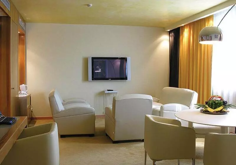 キングサイズベッドのスイートルーム, Crowne Plaza Padova, An Ihg