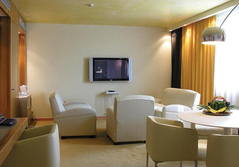 带大床的套房, Crowne Plaza Padova, An Ihg