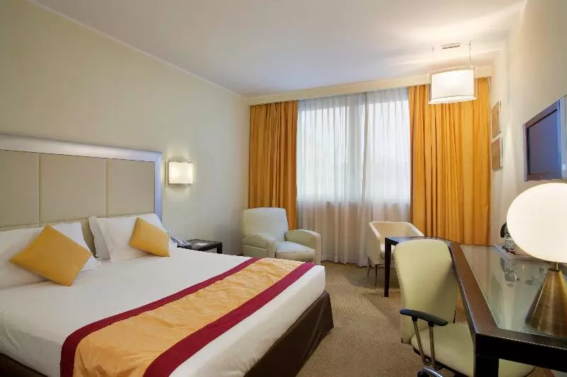 キングサイズベッドのスタンダードルーム, Crowne Plaza Padova, An Ihg