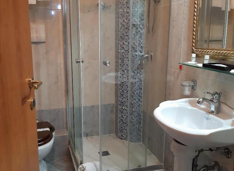 غرفة قياسية ثلاثية, D Angelo Palace