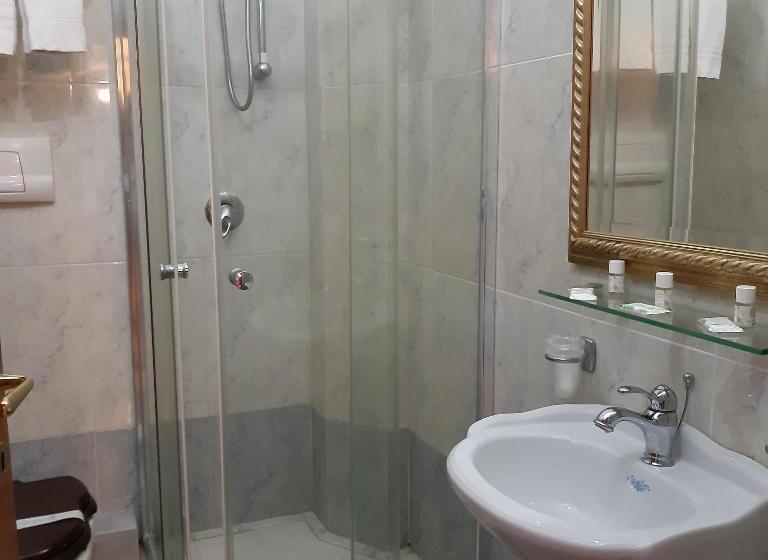 غرفة قياسية ثلاثية, D Angelo Palace