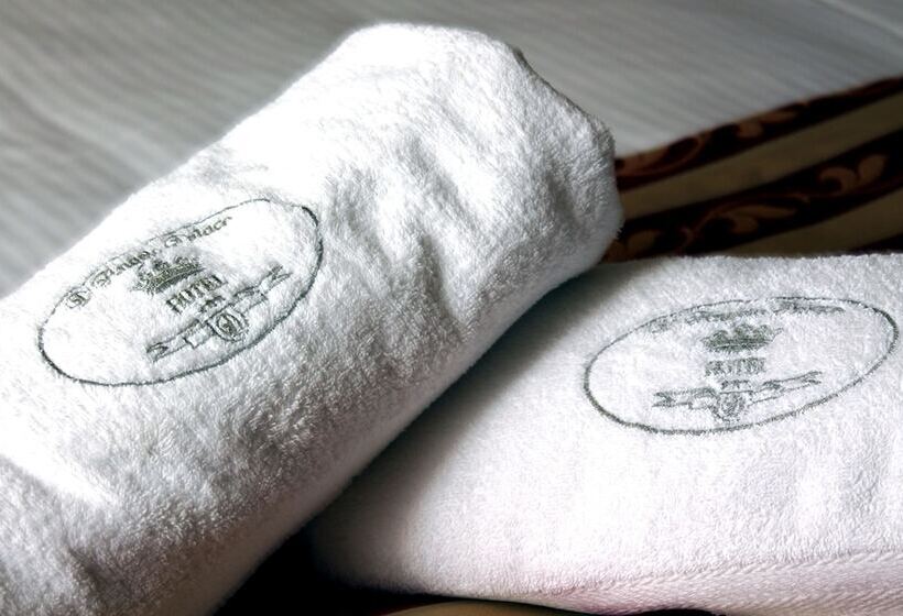 غرفة قياسية ثلاثية, D Angelo Palace