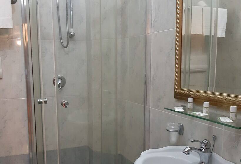 غرفة قياسية ثلاثية, D Angelo Palace