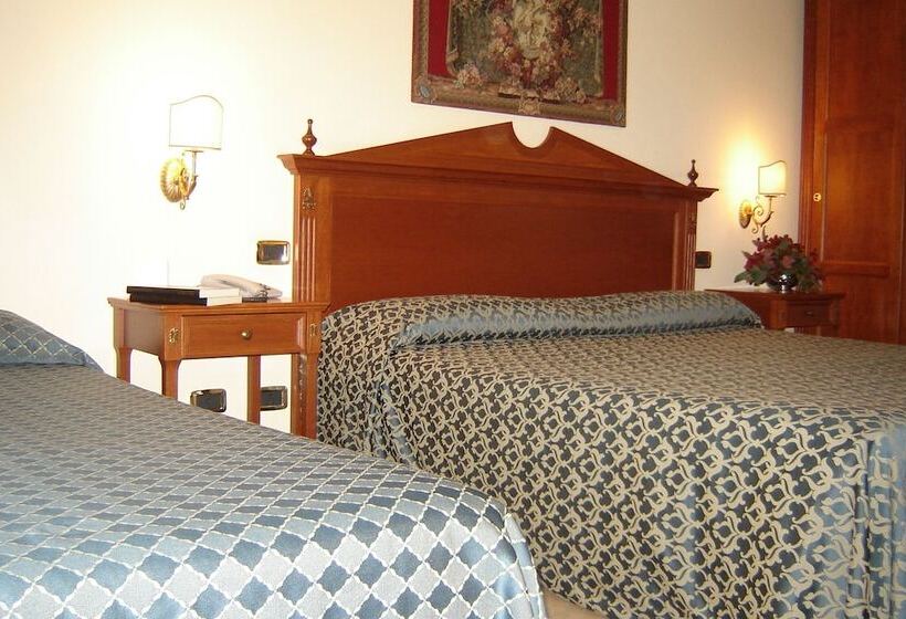 غرفة قياسية ثلاثية, D Angelo Palace