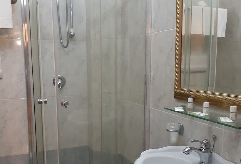 غرفة قياسية ثلاثية, D Angelo Palace