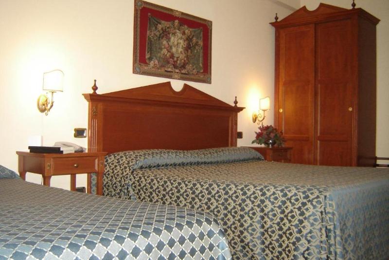 غرفة قياسية ثلاثية, D Angelo Palace