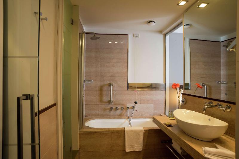 اتاق استاندارد با تخت بزرگ, Doubletree by Hilton Florence Metropole