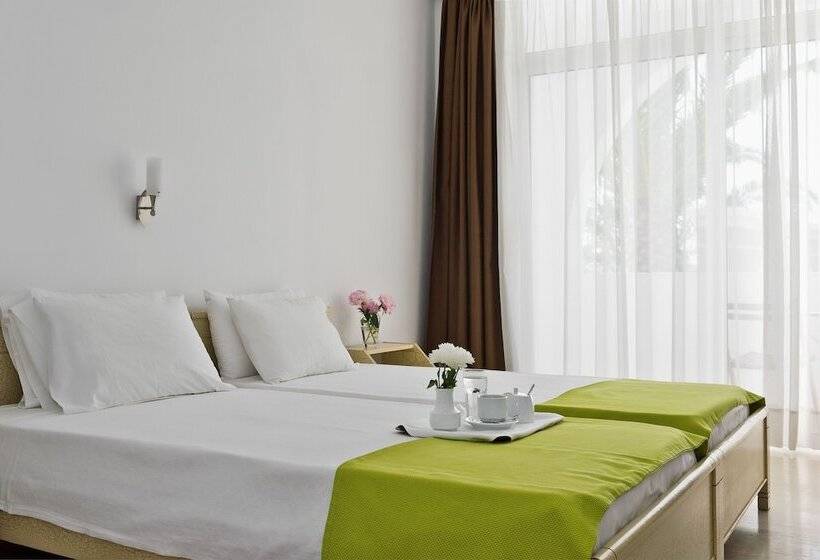 标准三人间, Makarios