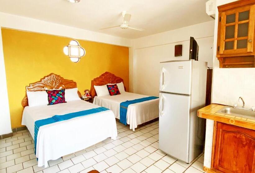 جناح, Paloma Del Mar