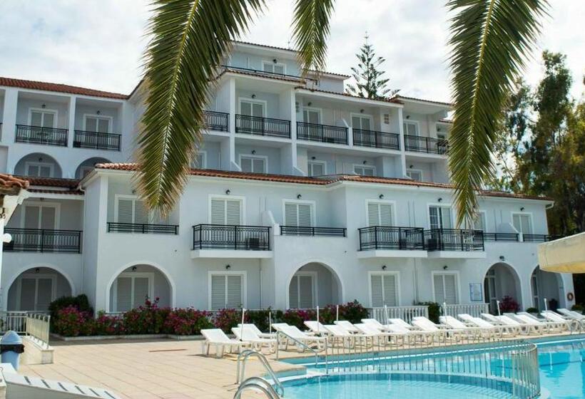 اتاق استاندارد با چشم‌انداز استخر, Paradise Beach