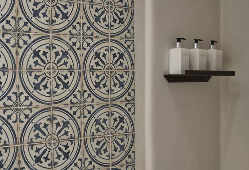 סוויטה דלוקס, Andronis Minois