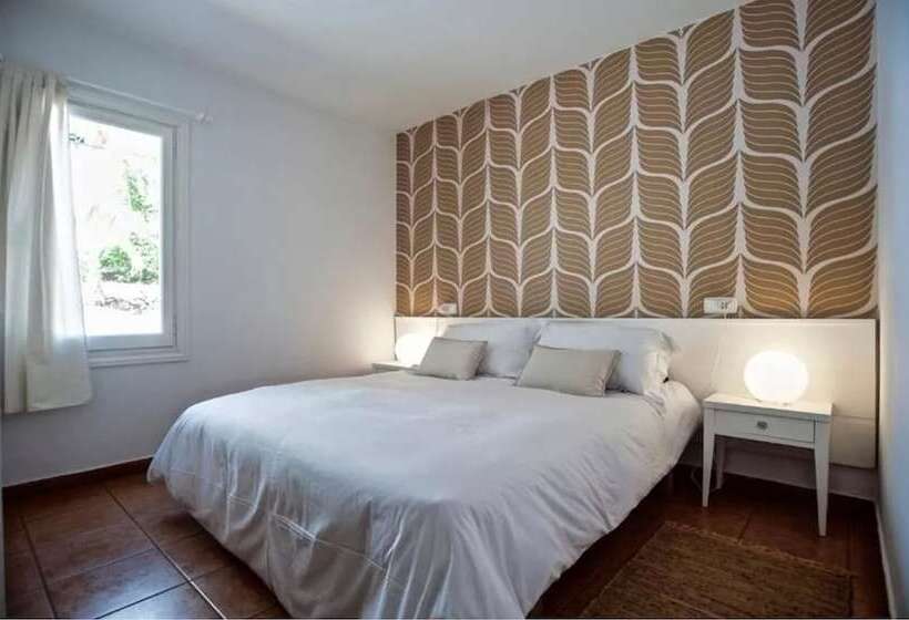 דירת חדר, The Desmais