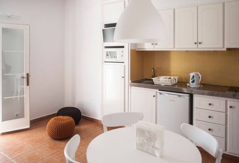 דירת חדר, The Desmais