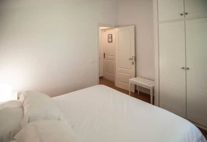 דירת חדר, The Desmais