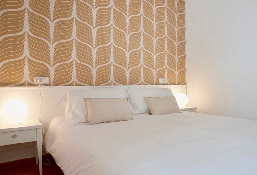 דירת חדר, The Desmais