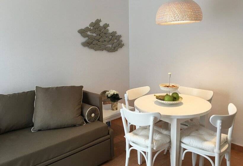 דירת חדר, The Desmais