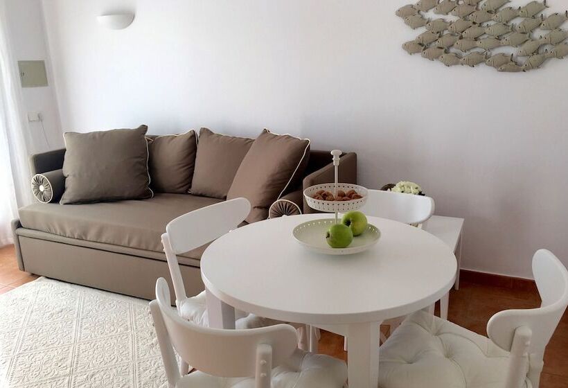 דירת חדר, The Desmais