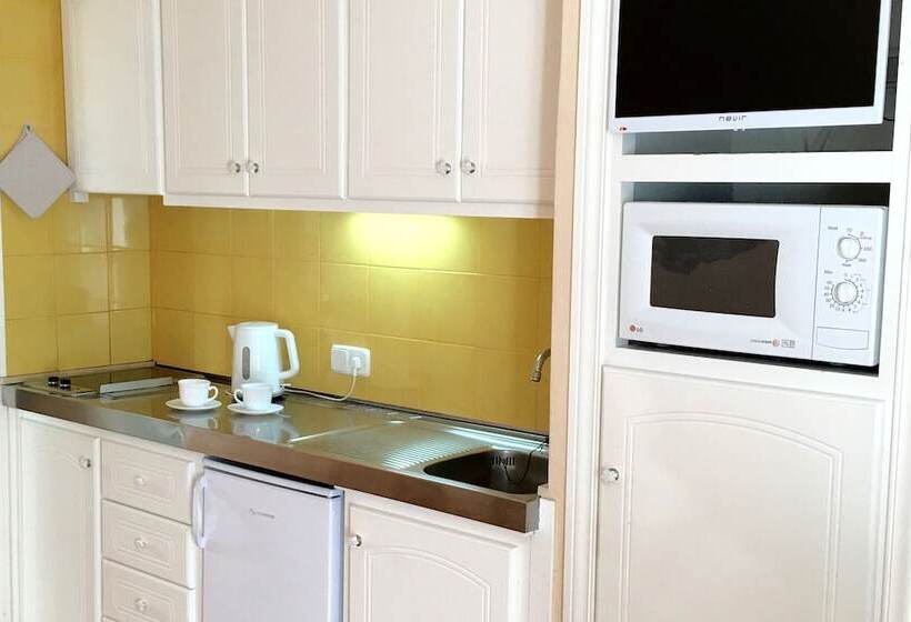 דירת חדר, The Desmais