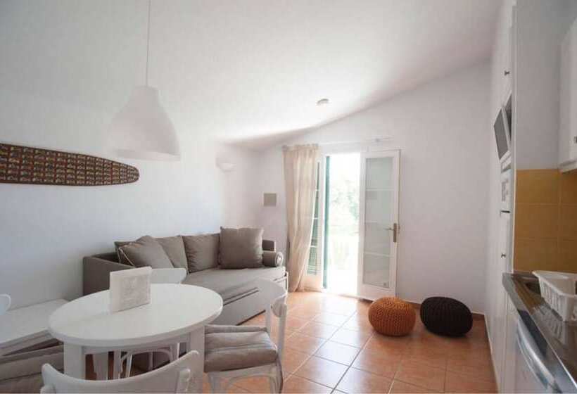 דירת חדר, The Desmais