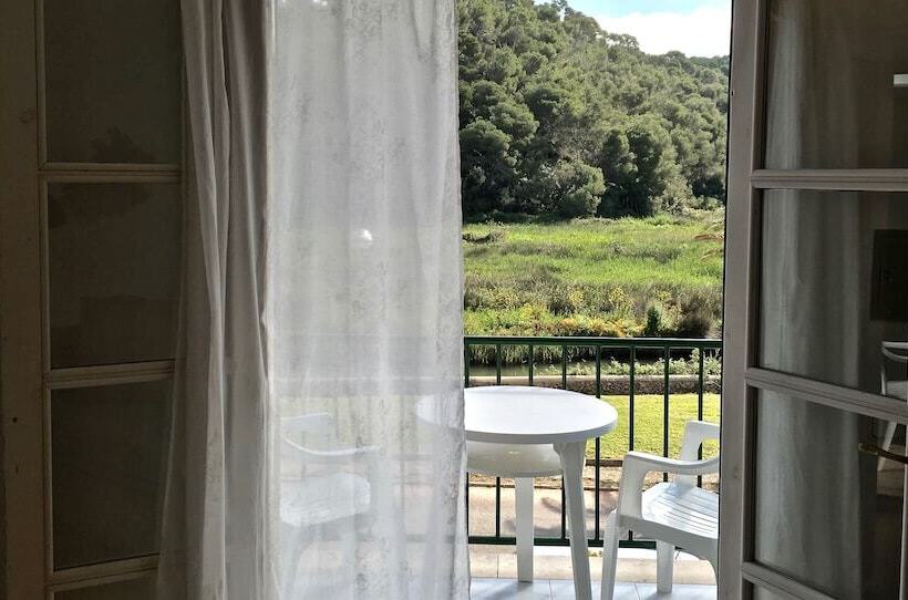 דירת חדר, The Desmais