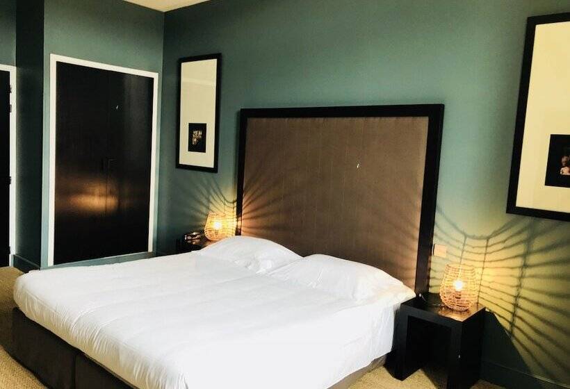 غرفة قياسية, Château De La Pomarède